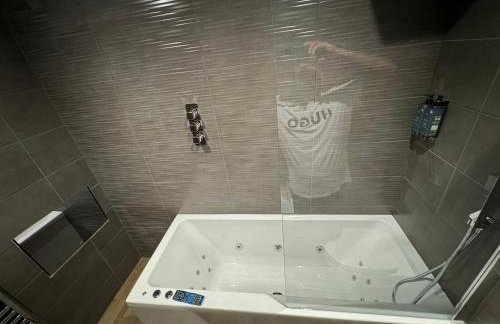 Southgate Luxury Apartments-Jaquzzi Bath-Private Parking- suitable for contractors - Foto 74