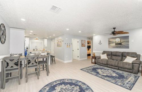 Elegant Retreat Near Downtown and Beach - Photo 7