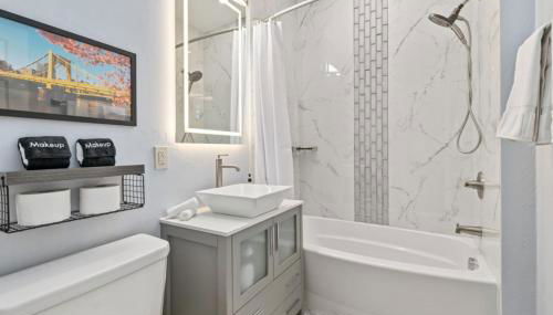 Modern King Bed Suite with Free Parking - Photo 2