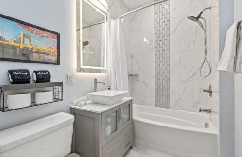 Modern King Bed Suite with Free Parking - Foto 2