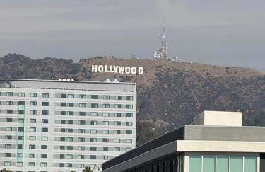 Hollywood Penthouse with Balcony & Pool View - Photo 27