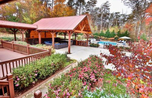 Luxury Cabin with Heated Pool, Hot-Tub & Deluxe Outdoors - Photo 48