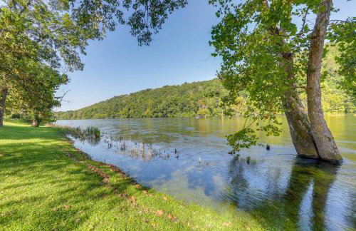 Riverfront Home with Porches and Views in Cotter! - Foto 1