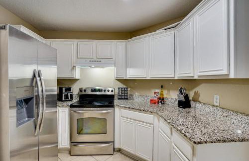 Family Getaway with Fenced Yard in Haltom City! - Foto 13