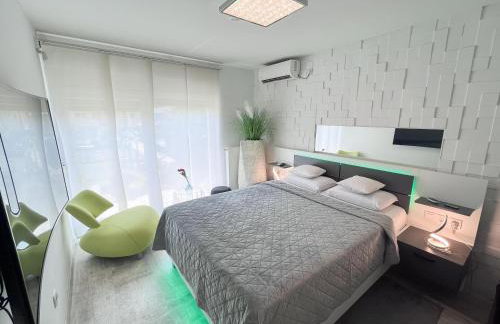 Apartment PLAZA -Wallbox 11kW- Private SPA- Jacuzzi, Infrared Sauna, Luxury massage chair, Parking, Entry with PIN 0 - 24h, FREE CANCELLATION 24 hours before Check In,Premium pillows and mattress - Photo 40