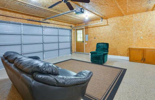 Waterfront Spirit Lake Vacation Rental with Dock! - Foto 21