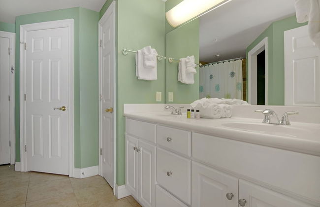 Tropical High-Rise Condo with Beachside Pool Access and Free Poolside WiFi - Unit 2004 by RedAwning - Foto 16