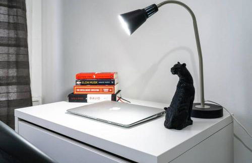 Cheerful 2 Bedroom Homely Apartment, Sleeps 4 Guest Comfy, 1x Double Bed, 2x Single Beds, Free Parking, Free WiFi, Suitable For Business, Leisure Guest, Contractors, QE Hospital, Glasgow, Near Airport & City Centre, Perfect For Common Wealth Games 2026 - Foto 33