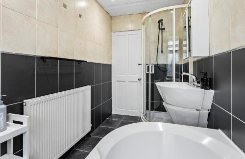 Crew Quarters - Your Ideal Stay in Bury - Photo 42