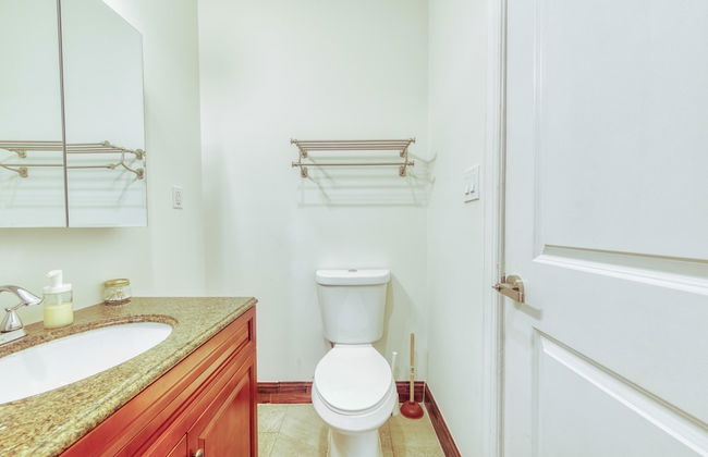 Sosuite 2BR Apt w Balcony W D Gym On-site Bar - Photo 12