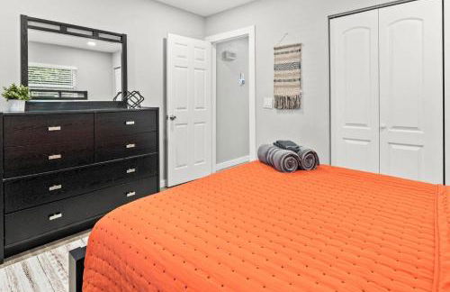 Adventure Awaits in Tampa Bay with Beautiful Decor 4BR with Backyard Oasis Near Busch Gardens & Adventure Island - Foto 12