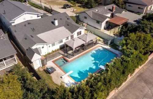 New Charming Spacious Disneyland Pool Home - Photo 24