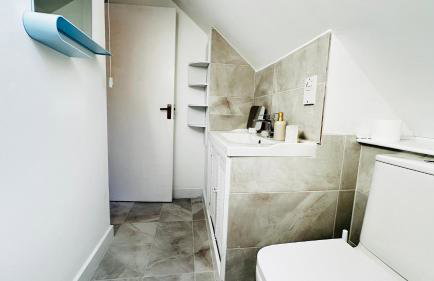 Inviting 2 Bed Guest House steps away from Ascot Racecourse 3 mins drive, 5 mins to Legoland, 12 mins to Windsor Castle Perfect for families & racegoers alike - Foto 22