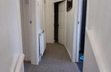 PREISTLEY HOUSE- CONTRACTORS ACCOMMODATION Entire 4 Bedroom House with free parking and up to 8 sleep- NO PARTIES ALLOWED - Foto 1