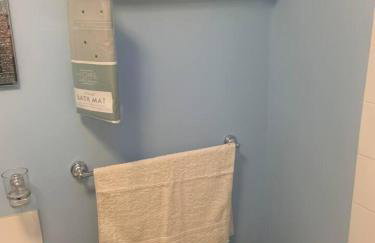 House - Sleeps 4 with Cozy Fireplace - Foto 38