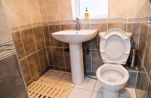 Modern 4-Bed Retreat in Prestwich, Perfect for Weekend Getaways - Foto 23