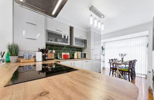 4 Bedroom House by Homestyles Hosts - Short Lets and Serviced Accommodation Islington - Private En-Suite - Foto 63