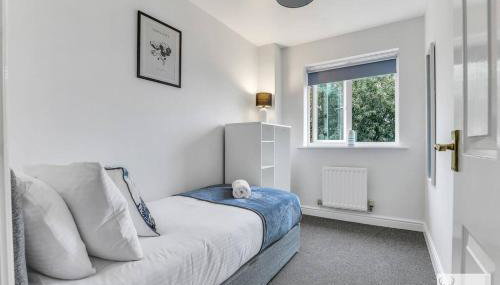 Modern 4-Bedroom Gem Family & Business Friendly - Photo 3