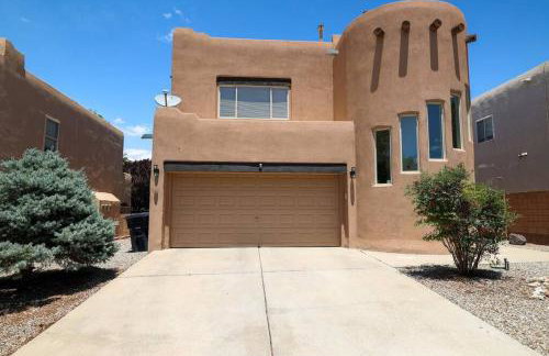 Home near Balloon Fiesta Park! - Photo 1