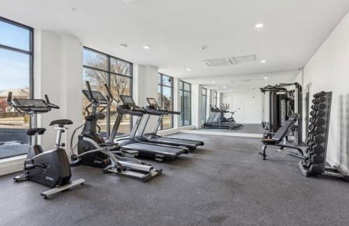 Emerald Escape, Free Parking, 2 Bath, Sleeps 8 Near American Dream and The Airport, King Bed and 2 Queen Beds, Washer and Dryer - Foto 29