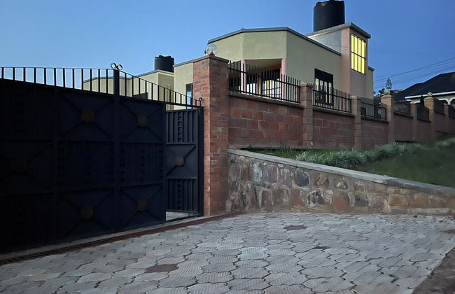 The Mugabi's Spacious Private Room - Foto 38