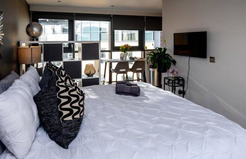 Deluxe City Centre Studio Apartment with Balcony & City Views - FREE WIFI NETFLIX, GYM ACCESS - WESTONE - Photo 33