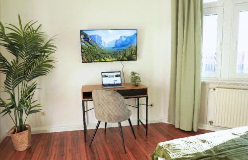 Cozy home with 3 BR, luxury beds, Smart TV, Wifi & private parking spot - Foto 2