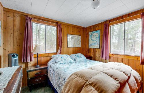 Peaceful 2BR Lakefront Cabin w/ New Dock - Foto 17
