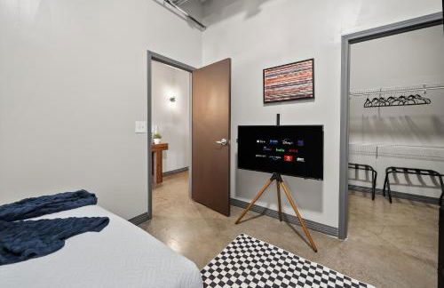 Spacious 1BR loft with flexible group sleeping - Foto 27