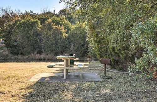 Lake Granbury Views and Game Room! Modern Escape - Foto 37