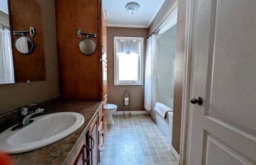 Spacious Ranch-Style Retreat with Private Deck, Nestled in Nature Near Acadia, Hancock Maine - Foto 17