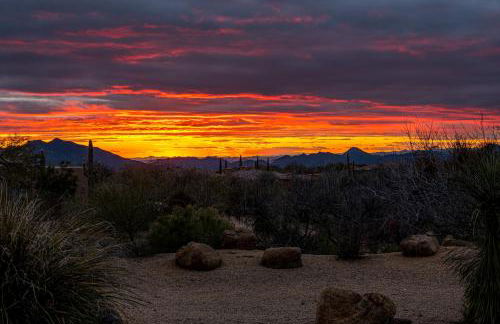 Mountain views swimming a private escape at Sonoran Serenity - Foto 76