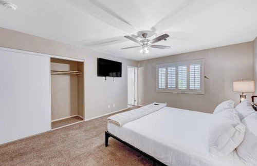 Cozy Getaway with King Bed, BBQ & Spacious Backyard - Photo 28