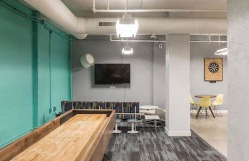 Stunning Downtown Studio with Rooftop Patio - Photo 10