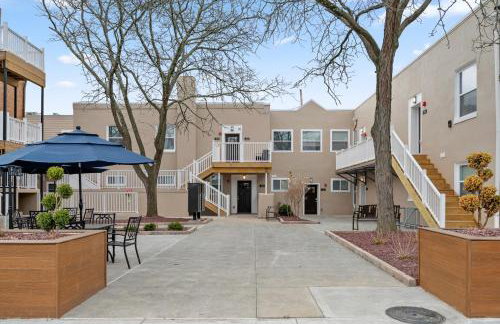 Upscale King Bed Suite with Full Workspace and Free Parking - Foto 33