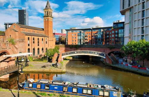 Luxury 2 Bed Apartment, Sleeps 6 with Sofa bed, Close to Sale Town & Tram Station - Photo 29