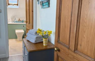 Little Trevio - seaside haven with parking and sea views - Photo 11