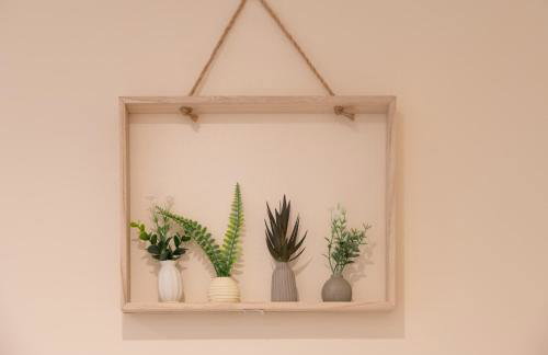 Spacious 4BR Home Walk to Station Parking - Pass the Keys - Foto 45