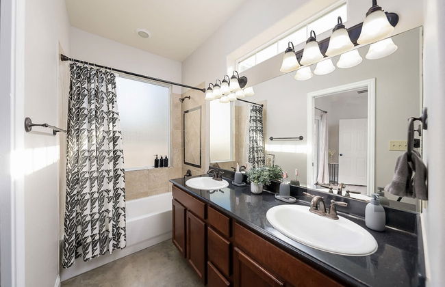 Upstay - East Austin Family Home - 5min From DT - Photo 34