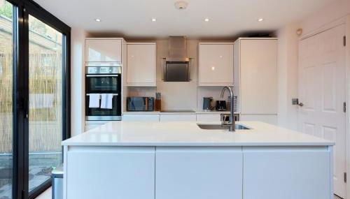 Behind the Blue Wall - Foto 3