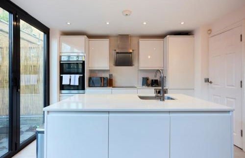 Behind the Blue Wall - Foto 3