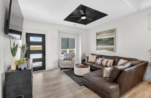 Plush & Roomy - Perfect for All Ages near KU & KC - Photo 2