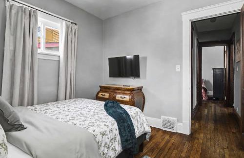 Modern & Cozy 2BR Retreat Near West Blvd - Foto 28