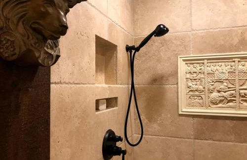 Castle Gatehouse Rental for a Unique Getaway near Bolton Landing, New York - Foto 22