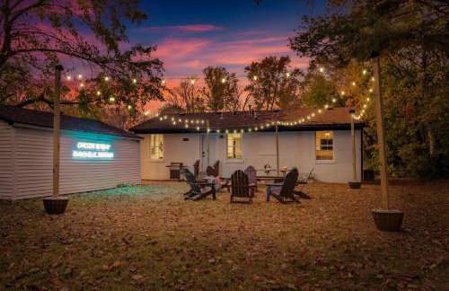 Game Room and Huge Yard with Fire Pit Yard Games and BBQ Near UE and Downtown - Foto 68