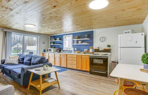 Cozy Wellston Cabin - Walk to Crystal Lake! - Foto 9