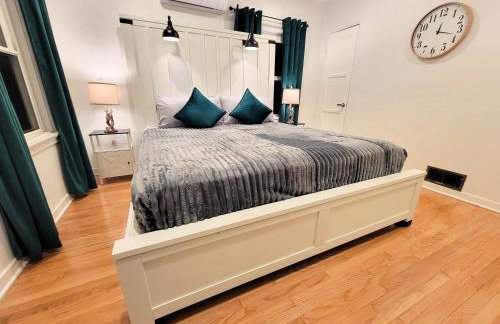 Private and large 2 bedroom house with Pool table, backyard and office near attractions - Foto 26