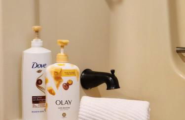 Stylish Forest Lodge with Large Hot Tub, Firepit and Fireplace minutes to Gore Mountain - Foto 32