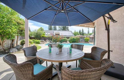 Stylish 3BR/2BA Retreat w/ Pool! Dream Getaway - Foto 32