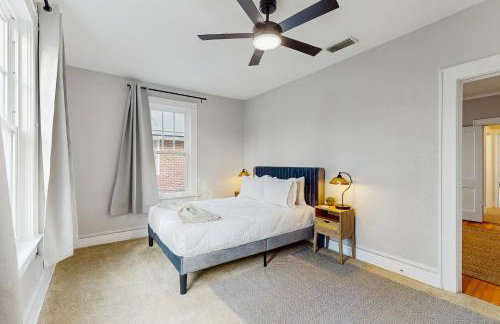 Spacious duplex with private balcony, washer & dryer, and WiFI - Foto 14